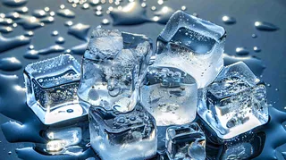 夏日清凉透明的冰块摄影图