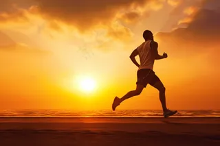 夕阳下奔跑的人运动跑步摄影图