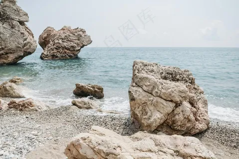 静谧海滨的岩石和碎石