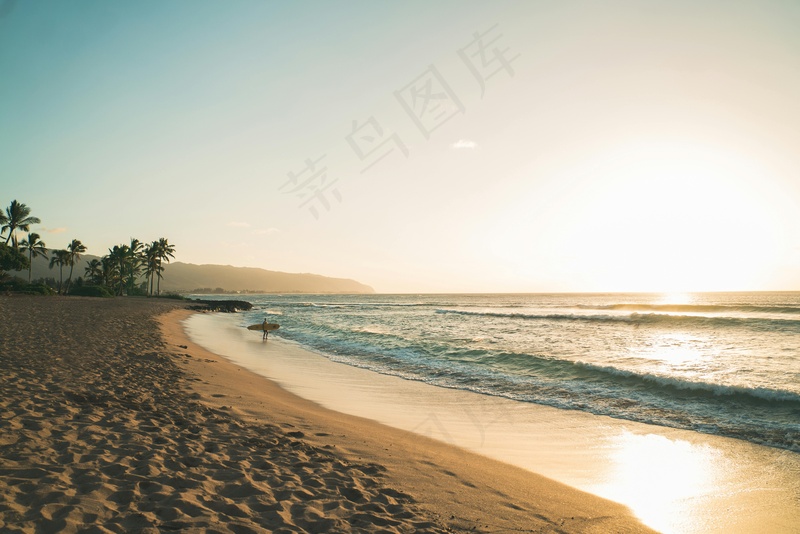 金色海滩上的宁静黄昏