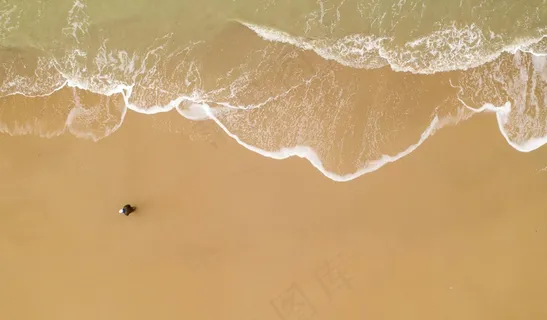 孤独漫步者与海浪的邂逅