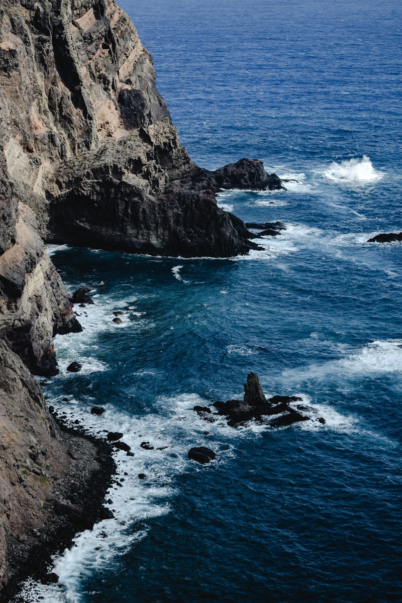 峻岭碧波撞击的边陲之地