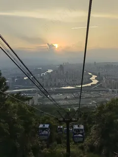 远方城市日出图片