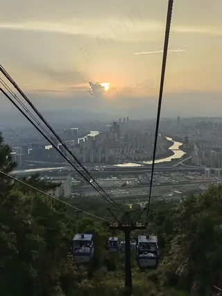 远方城市日出图片