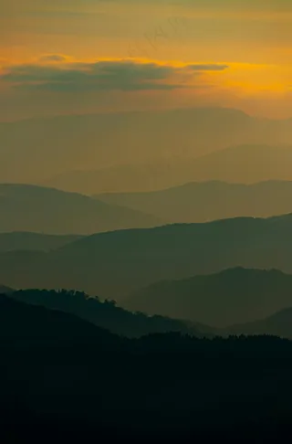 层峦叠嶂的晨光