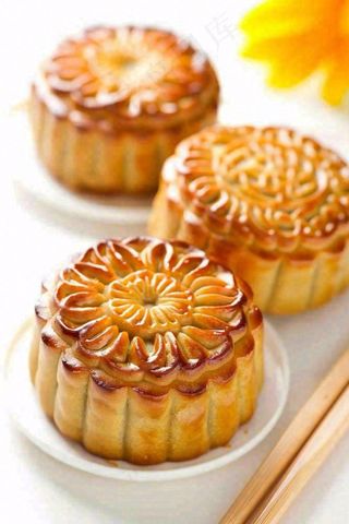 精美月饼中秋美食小清新鲜花装盘摄影图