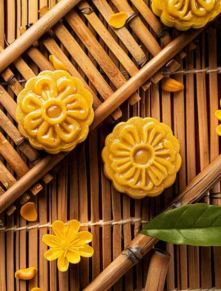 中国传统糕点月饼竹制托盘上的月饼中秋节木制背景摄影图