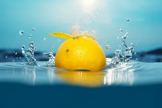 柠檬掉落水中溅起水花摄影图