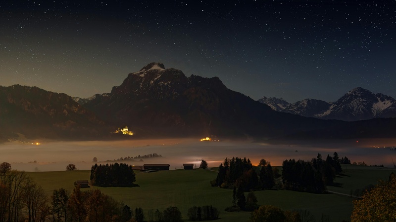 星夜下的金色山谷