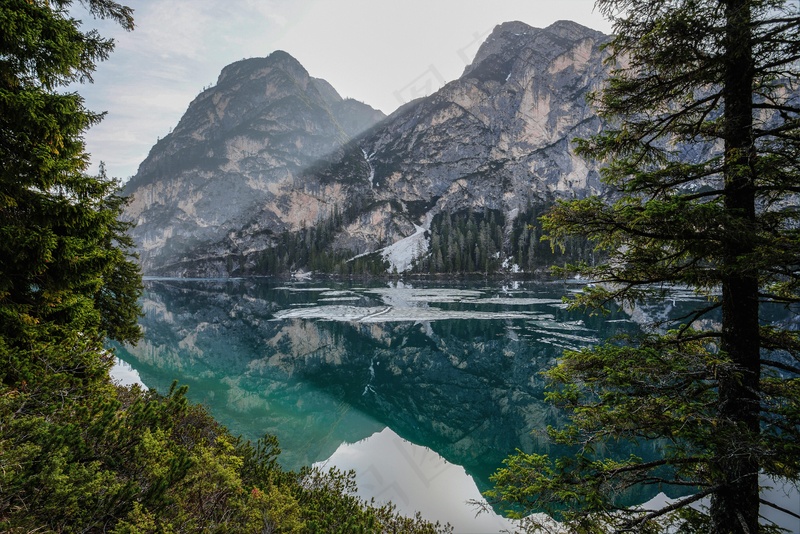 静谧山林与碧绿湖水的倒影