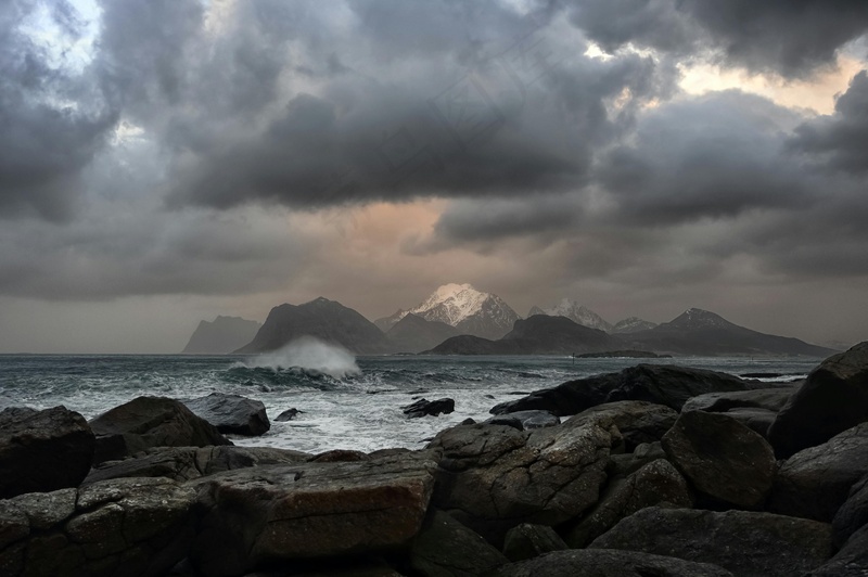 嶙峋海岸线上的壮丽风暴