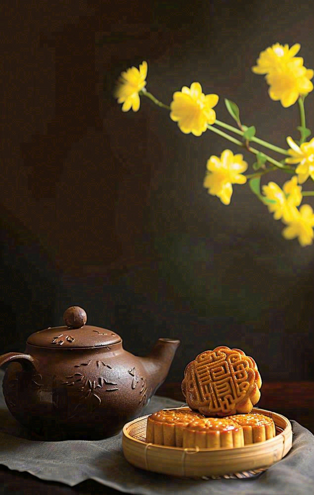 中秋月饼传统糕点美食圆月黄花摆盘精美摄影图