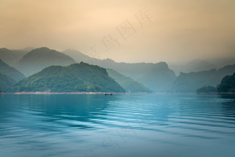 宁静湖面上的晨雾与群山