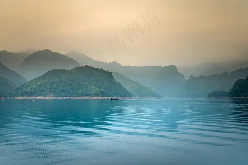 宁静湖面上的晨雾与群山