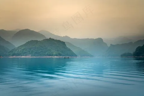 宁静湖面上的晨雾与群山 宁静湖面上的晨雾与群山