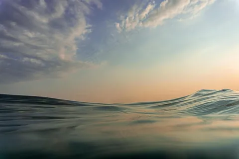 宁静海面上的黎明之光