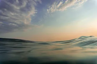 宁静海面上的黎明之光