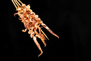 烤鱿鱼美食背景