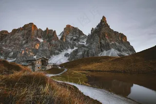 山巅小屋与静谧湖泊