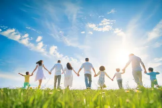 春天春游一家人蓝天草地摄影图