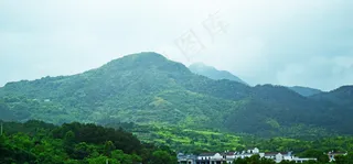 云雾缭绕的高山