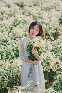 花园女生拿菊花花朵2
