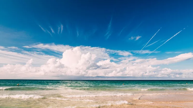 湛蓝天空下的宁静海滩
