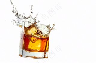 啤酒杯飞溅的水免抠