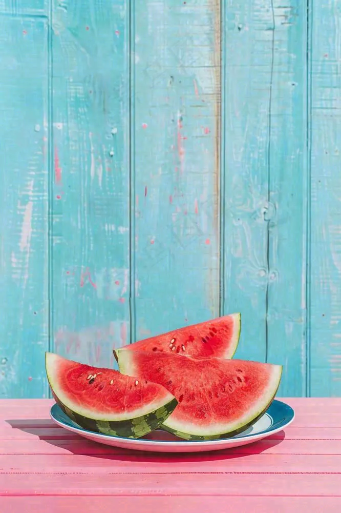 夏日西瓜切块粉蓝木板背景立夏下载小暑处暑摄影图(896x1344)