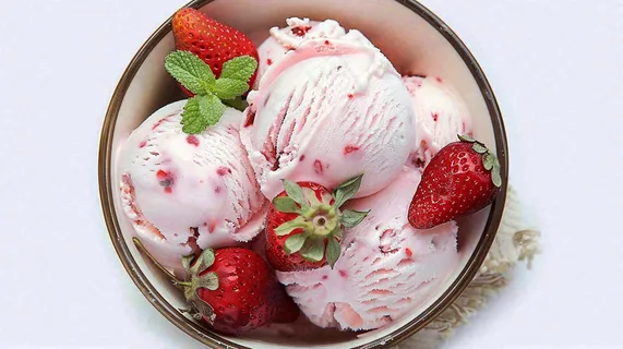 水果草莓冰淇淋球甜点摄影图