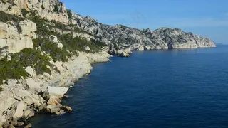 峻岭映衬的宁静海湾