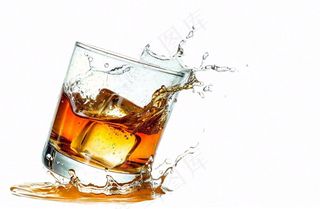 啤酒杯飞溅的水免抠