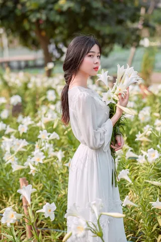 手拿喇叭花的长裙女孩4