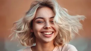 欧美少女微笑自信金发人像摄影图