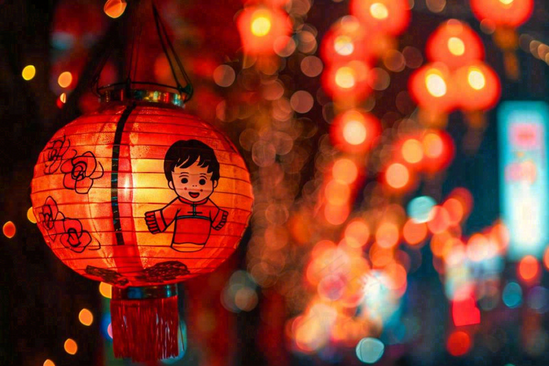 新春新年街上红灯笼热闹节日庆祝摄影图(1344x896)