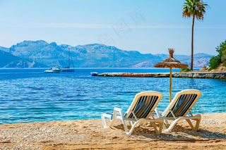 夏日海滩蓝色度假沙滩椅摄影图