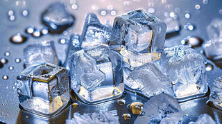 夏日清凉透明的冰块摄影图