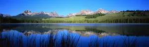 静谧深邃的湖光山色风景图