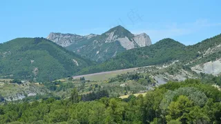 紫色山丘与绿色山谷