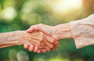 老人手牵手握手陪伴温馨重阳摄影图