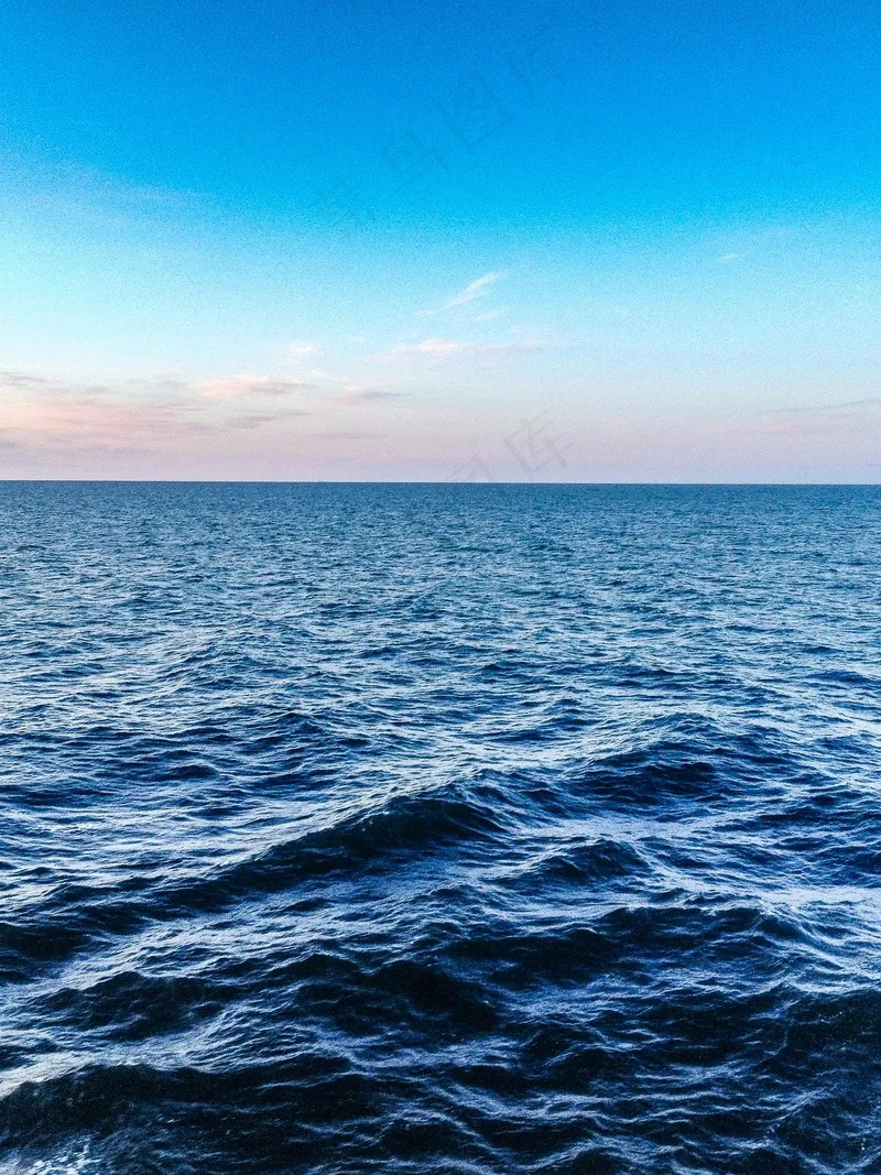蓝色海洋与天空的交响曲