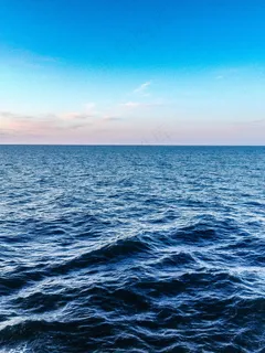 蓝色海洋与天空的交响曲