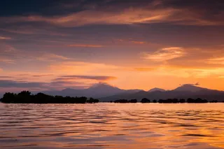 湖面上的火烧云与连绵山脉