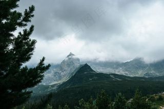 云雾缭绕的山峰