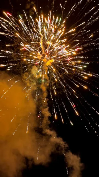 烟花绽放瞬间图