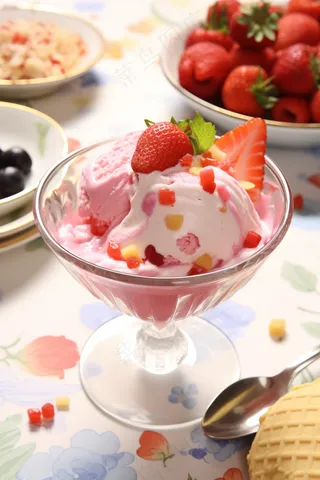 草莓冰淇淋球甜点蛋筒摄影图