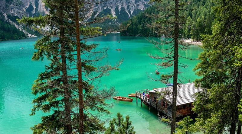 宁静碧绿的山间湖泊