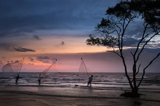 黄昏时分的海边捕鱼景象