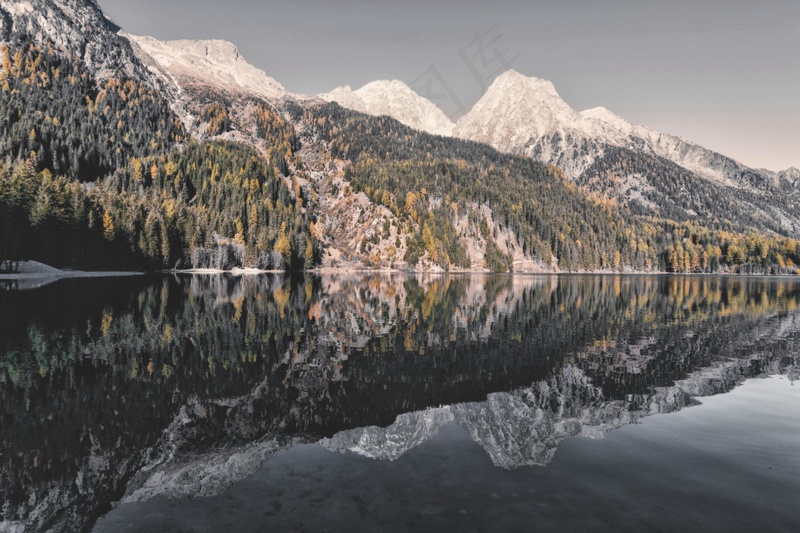 秋色倒映在宁静山间湖水中