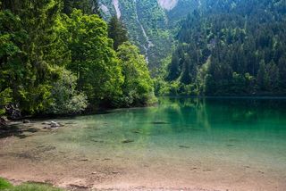 湖泊山峰图片